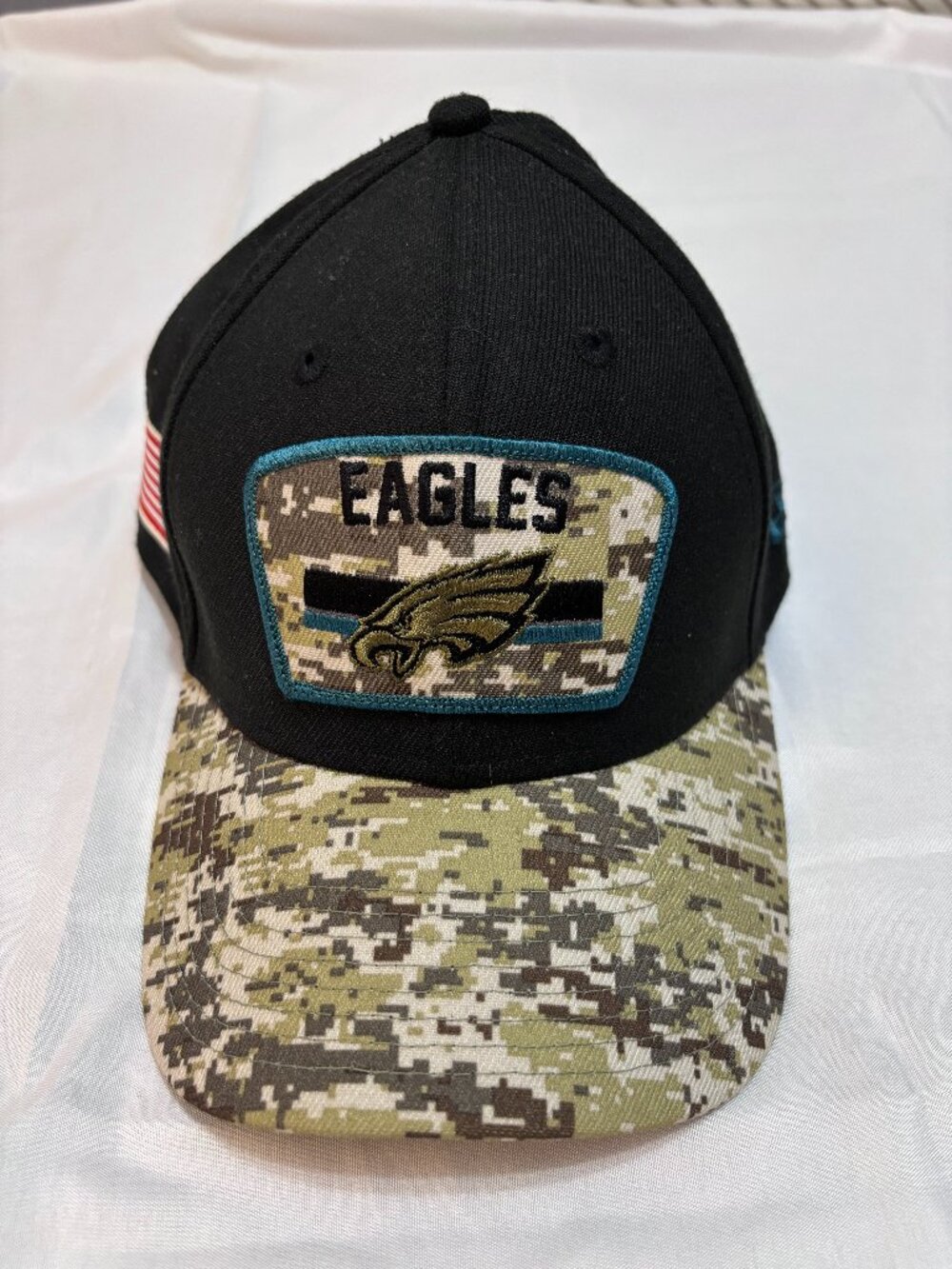 Philadelphia Eagles New Era 39THIRTY Salute to Service Camo Flex Hat M/L
